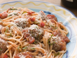 assiette_de_spaghettis_aux_boulettes_de_viande_a_la_sauce_tomate_et_au_parmesan.jpg