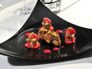 foie_gras_poele_aux_eclats_de_pistache_brunoise_de_fraise_la_boat_aux_saveurs.jpg