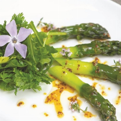 Recette Fraicheur d'asperges en salade d'herbes, vinaigrette aux agrumes et huile de noisette de Laurent Mouret